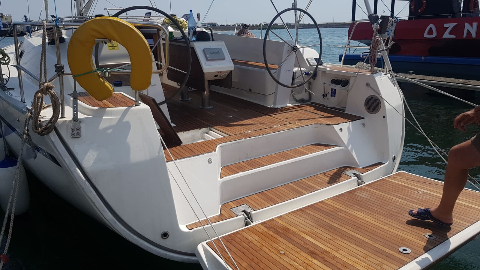 Cockpit spațios pe yacht — zonă ideală pentru socializare